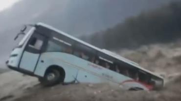 Fortes chuvas já mataram 324 pessoas na Índia; vídeo mostra ônibus arrastado