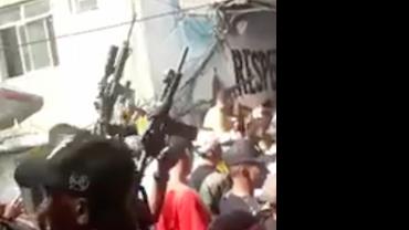 Vídeos mostram bandidos com fuzis em baile funk na Rocinha