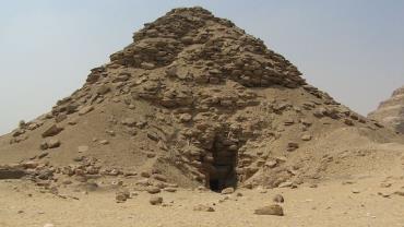 Arqueólogos encontram pela 1ª vez besouros mumificados na necrópole de Saqqara, perto das pirâmide do Cairo