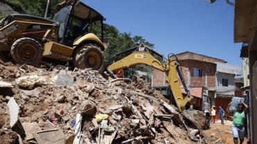 Mais de 20 famílias estão desabrigadas após deslizamento em Niterói