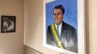 Bolsonaro posta foto com quadro em que aparece com faixa presidencial