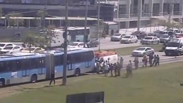 Homem morre atropelado por ônibus BRT no Rio de Janeiro