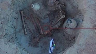 Esqueleto de 3,7 mil anos com feto no corpo é encontrado no Egito