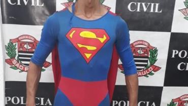Foragido fantasiado de "Superman" é preso por tráfico no centro de SP