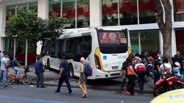 Ônibus invade calçada e atropela pedestres no centro do Rio