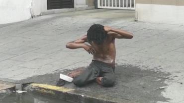 Calor faz morador de rua tomar banho com água de esgoto em São Paulo