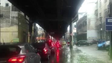 Rio de Janeiro é atingido por chuva forte e entra em estado de atenção