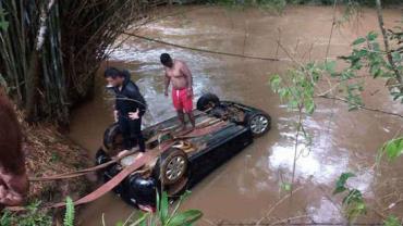 Casal de jovens morre após carro cair em rio em Minas Gerais