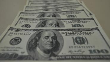 Dólar supera R$ 4 e fecha no maior valor em oito meses
