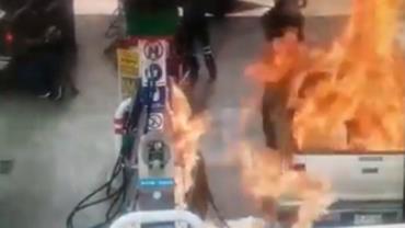 Criança fica ferida após pegar fogo durante incêndio em posto de gasolina no México; vídeo