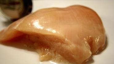 Um milhão de frangos com salmonela barrados na Europa retornam para ser vendidos legalmente no Brasil