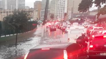Chuva em SP provoca alagamentos e interdição da Marginal Tietê