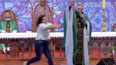 Padre Marcelo Rossi é empurrado por mulher e cai do palco durante missa; veja vídeo