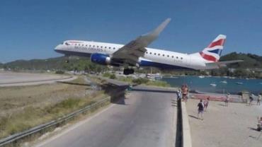 Avião é flagrado aterrissando em aeroporto mais perigoso do mundo; vídeo