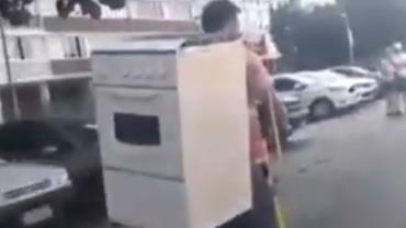 Homem é flagrado transportando fogão em patinete elétrico em Copacabana, no Rio; veja vídeo