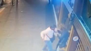 Homem é preso por agredir mulher em calçada de rua de Petrópolis, no RJ; vídeo