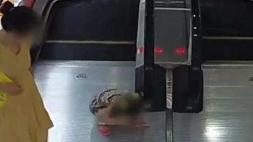 Menina de 5 anos fica com o braço preso em escada rolante; vídeo