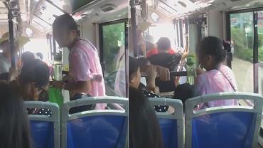 Idosa senta no colo de menino após ter assento negado em ônibus
