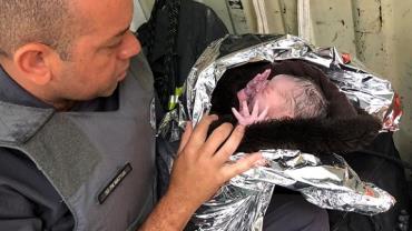 Mulher dá à luz dentro de carro com ajuda de PMs em São Paulo