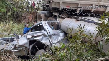 Idoso morre após caminhonete ser esmagada por caminhão em acidente no interior de SP