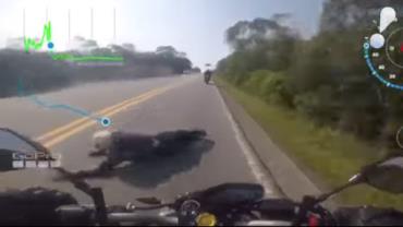 Motociclista a 184 km/h filma acidente em que homem é arremessado; vídeo