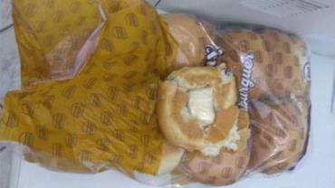 Mulher é presa com cocaína escondida em pão de hambúrguer, em Anápolis (GO)