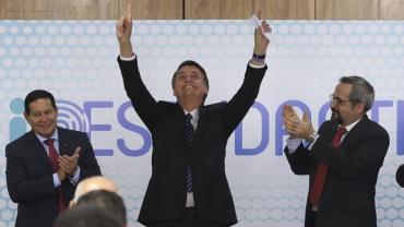 Bolsonaro e governo federal lançam carteira estudantil digital
