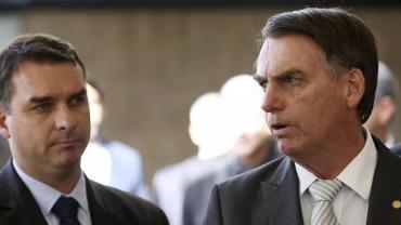 Bolsonaro está "no quarto, disposto e bem-humorado", diz Flávio