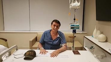 Do hospital, Bolsonaro faz live e se emociona ao citar médicos