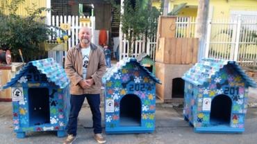 Eletricista do RS faz mais de 300 casinhas para cachorros de rua em 1 ano: "Quero fazer muito mais"