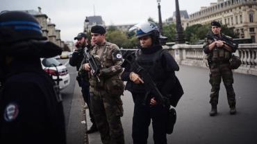 Ataque com faca contra policiais deixa mortos no centro de Paris