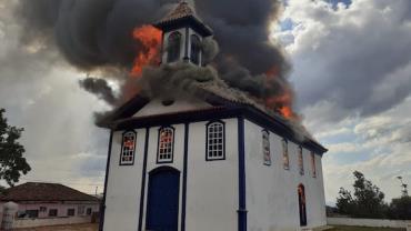 Incêndio de grandes proporções atinge capela histórica em Diamantina (MG)