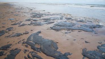 PF e Marinha vão investigar manchas de óleo no litoral no Nordeste