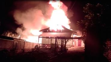 Crianças conseguem fugir pela janela de casa que pegava fogo em Santa Catarina