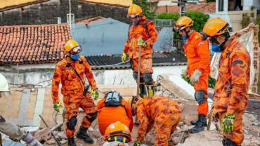 Bombeiros encontram corpo de 8ª vítima de desabamento em Fortaleza