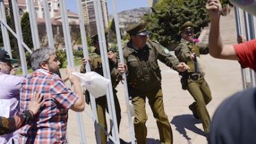Manifestantes tentam invadir Congresso do Chile