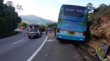 Acidente com ônibus deixa mortos e dezenas de feridos na Serra de Petrópolis (RJ)