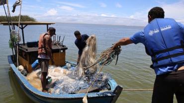 ES: Na foz do Rio Doce, pescadores temem que óleo agrave tragédia