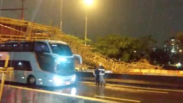 Marginal Tietê é liberada após sete horas de bloqueio por queda de passarela