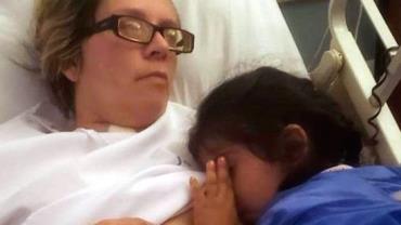 Mulher acorda do coma para amamentar filha após um mês