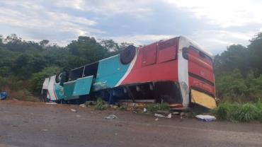 Ônibus capota e duas pessoas morrem na BR-135, no Piauí