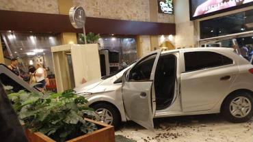 SP: Carro invade Shopping Center Norte após motorista perder controle do veículo