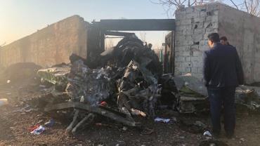 Avião ucraniano cai no Irã e deixa 176 mortos; vídeo