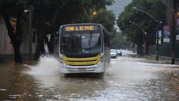 Chuva forte deixa Rio de Janeiro em estágio de atenção