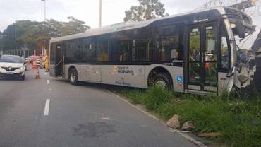 Ônibus perde o controle e quebra muro do parque São Jorge, do Corinthians