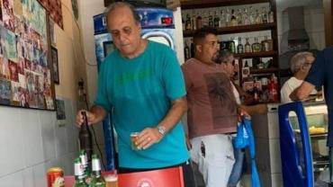 Solto há dois meses, ex-governador Pezão é flagrando em bar; vídeo