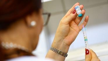 Postos de saúde abrem em todo o país para vacinação contra sarampo