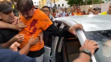 CE: Cid Gomes leva tiro de bala de borracha durante protesto em Sobral