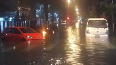 Temporal provoca soterramentos, inundações e mortes na Baixada Santista (SP)