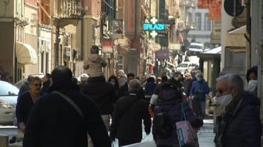 Governador critica grande número de pessoas nas ruas de Gênova, na Itália: "Comportamento idiota irresponsável"